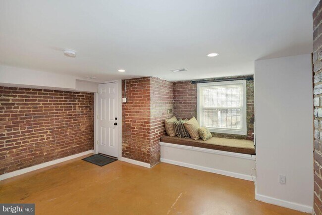 Photo - 2721 Ontario Rd NW