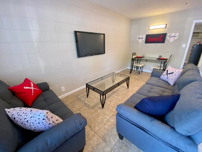 Photo - PENSACOLA ARMS: One Bedroom Apartments in ...