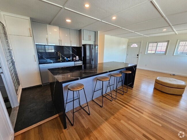 Building Photo - 3-Beds, 1.5-Bath Apartment with One tandem... Unit 2