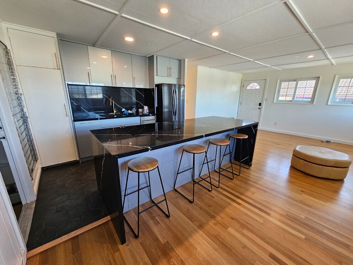 3-Beds, 1.5-Bath Apartment with One tandem... - 3-Beds, 1.5-Bath Apartment with One tandem...