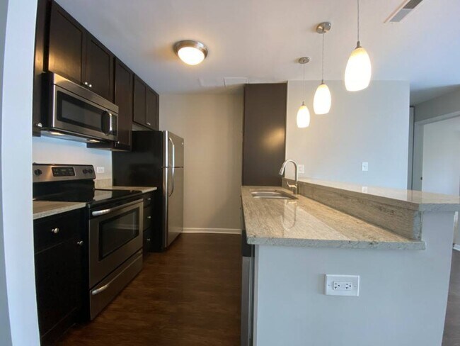 Cocina renovada con hermosos gabinetes de madera