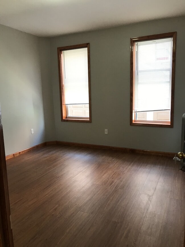 Habitación trasera #2 - 1456 Dahill Rd