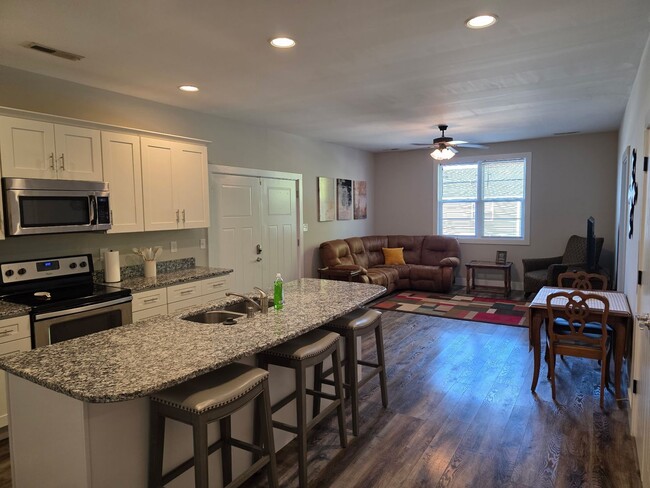 Building Photo - 1117 Greenwood Alley