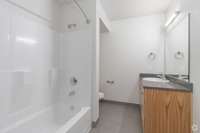 3BR, 2BA - 1,062SF - Secondary Bathroom