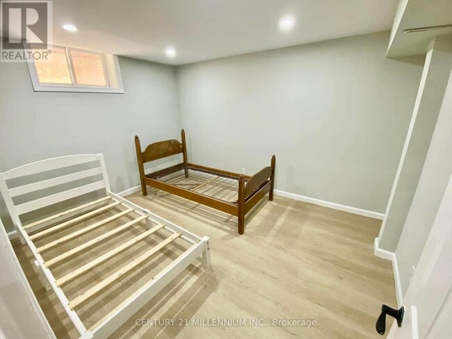 Photo - 248 Howard Crescent