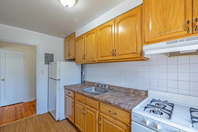 1BR, 1BA -700 SF - Kitchen