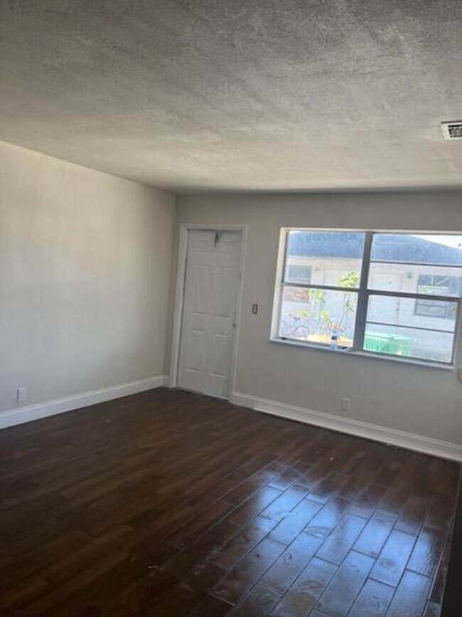 2300 Avenue S Unit 7