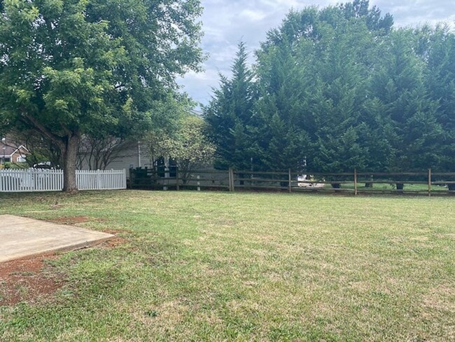 Photo - Ranch 3 bed, 2 bath Ranch with fenced yard...