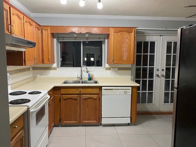 Photo - 6171-6192 192 St