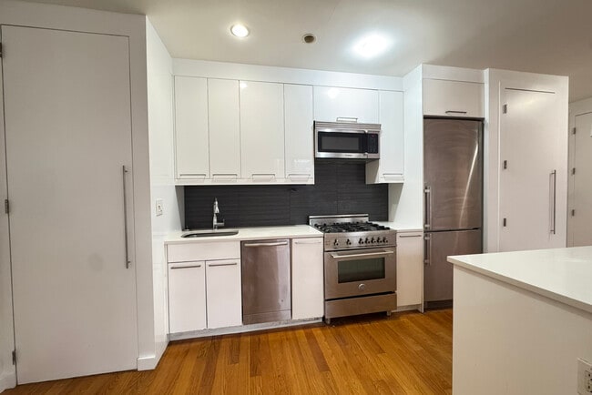 Photo - 51 E 128th St