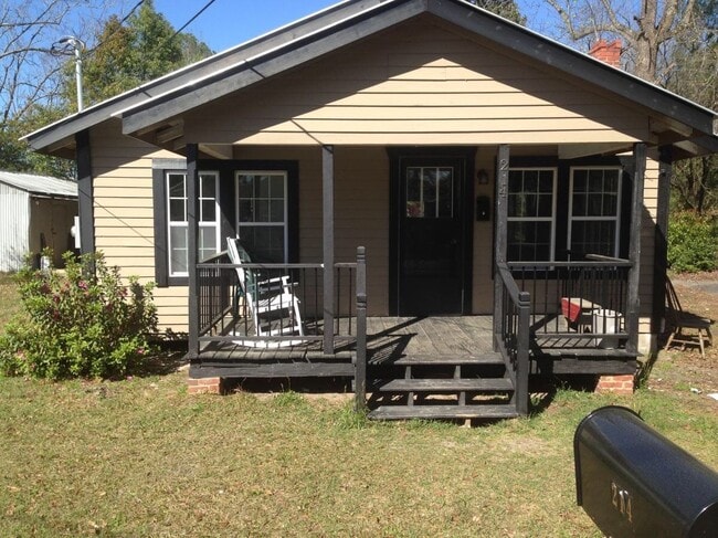 Building Photo - 2 bedroom 1 bathroom home located in Glenn...
