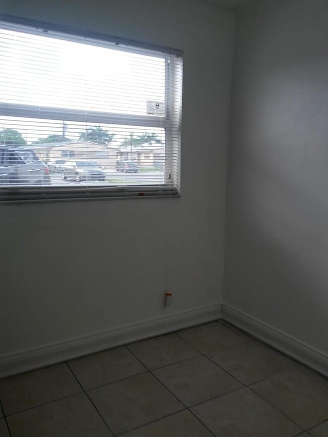 Building Photo - 840 NW 10th St Unit 8