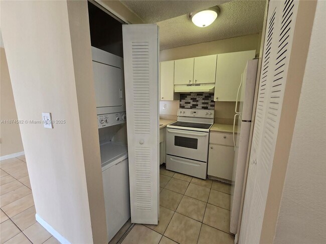 Photo - 8185 NW 7th St Unidad 506