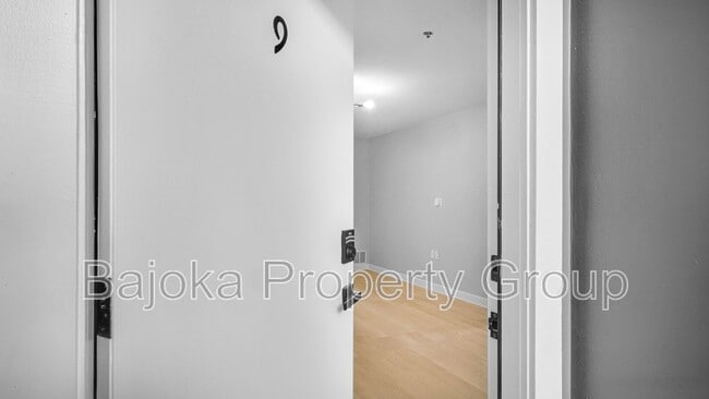 Building Photo - 4434 Trumbull Rental