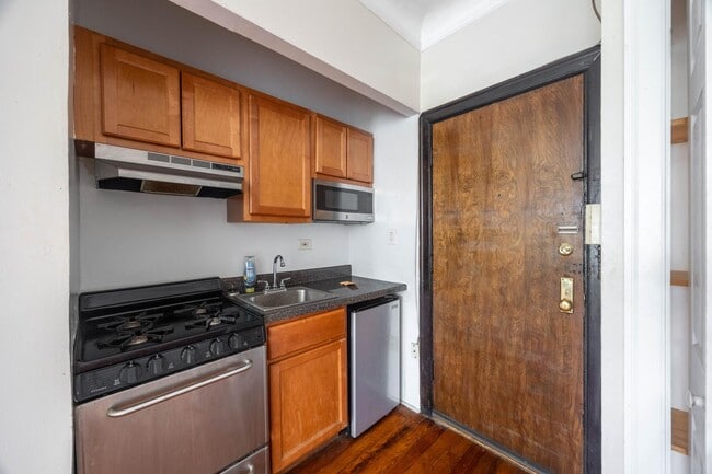 Building Photo - 948 W Cuyler Ave Unit 104