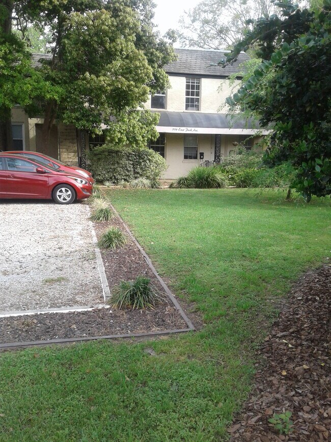 Front of building - 558 E Park Ave Apartamentos Unidad 3