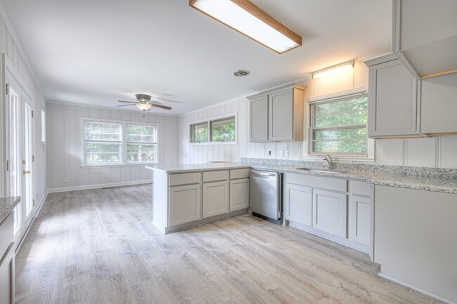 Photo - 520 E College St