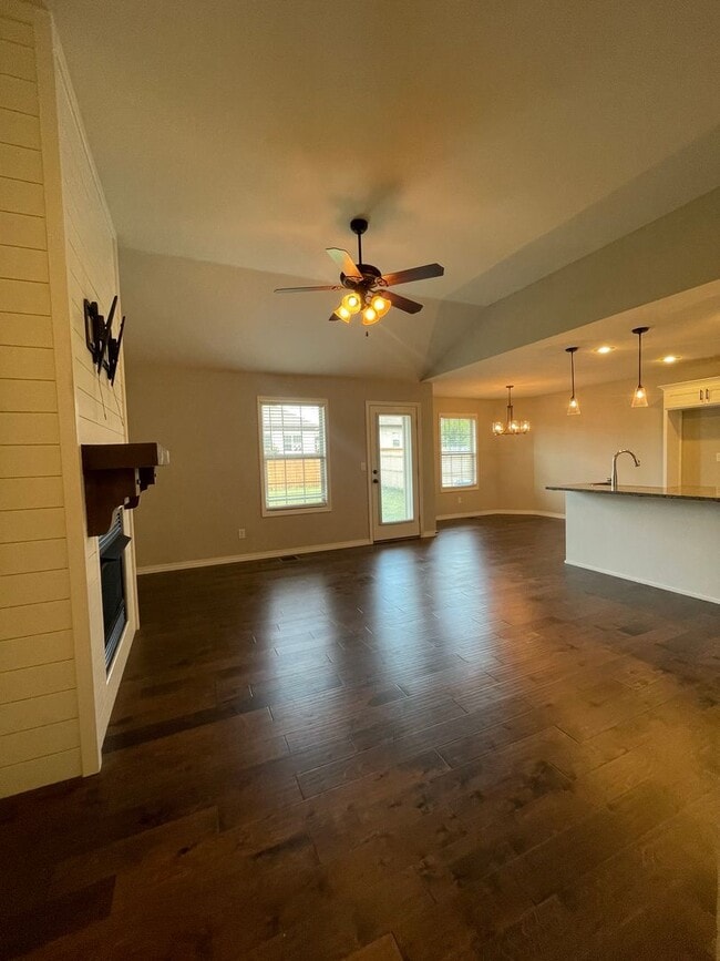 Photo - Executive Rental - Old Castle Estate Subdivision - Nixa