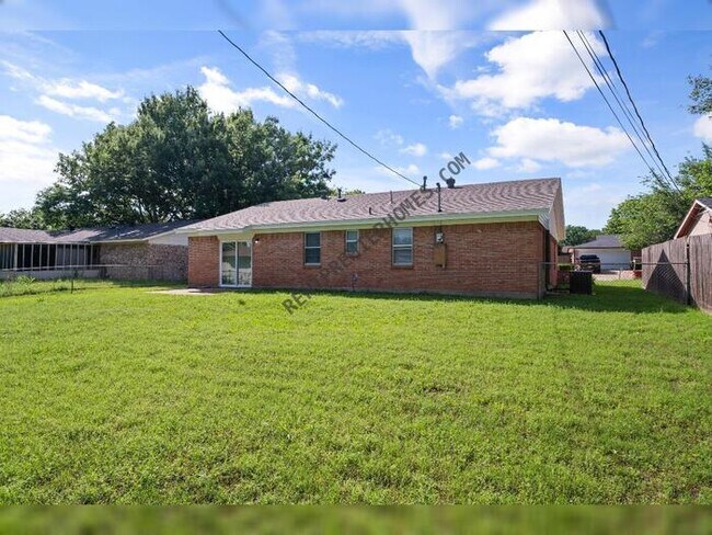 Photo - 230 NE Craig St