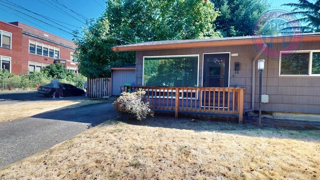 Building Photo - 3348-3350-3350 SE Taylor St Unit 3350