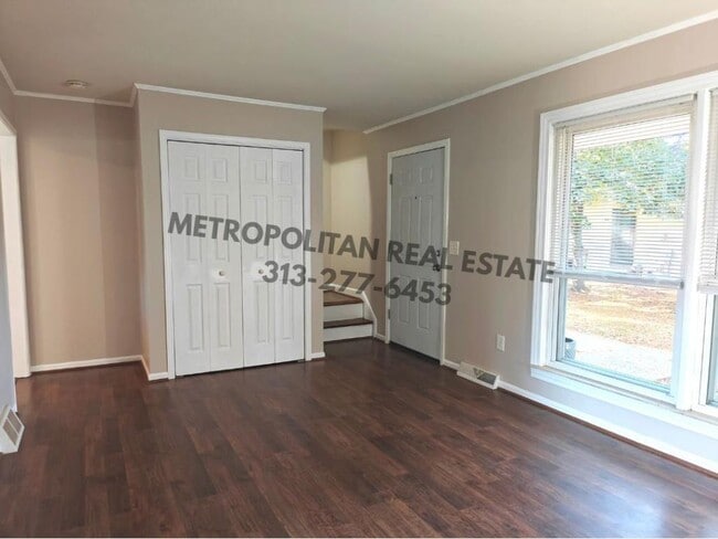 Photo - 474 Robbe Ave