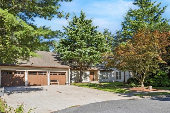 Building Photo - 2 Woodstock