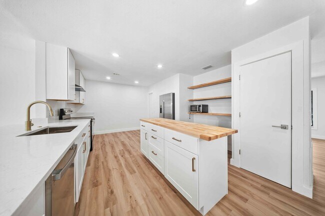 Photo - 948 Canal Cir