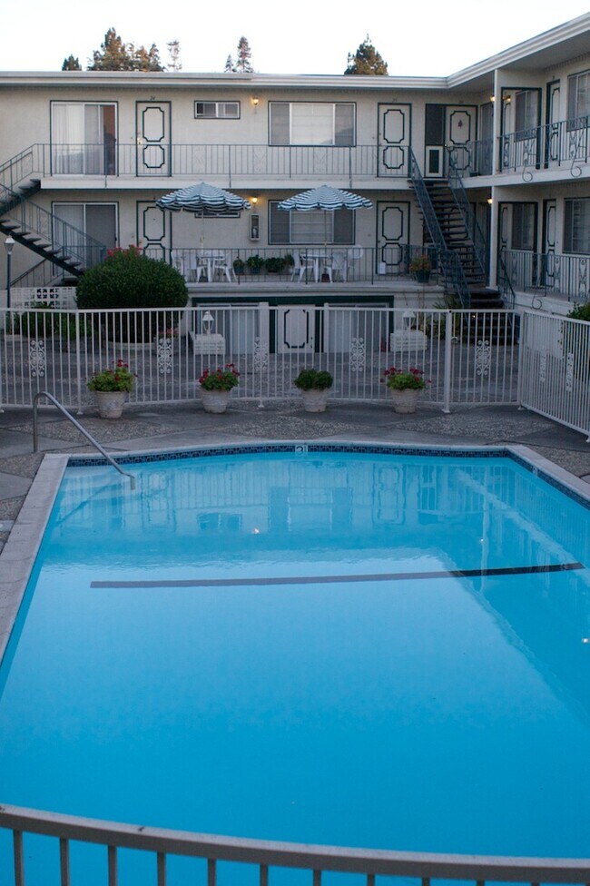 Photo - Colonial House South