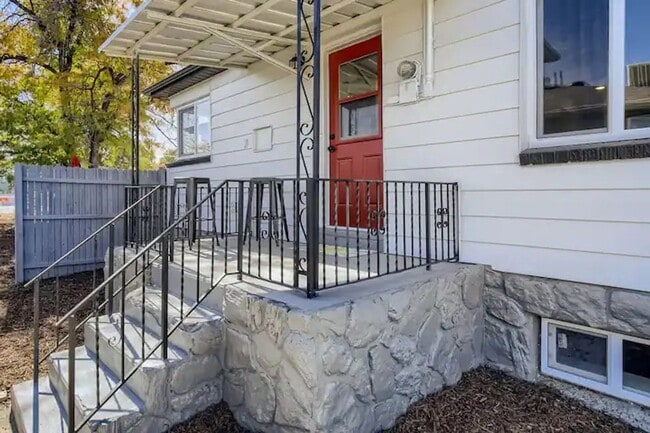 Photo - $0 DEPOSIT OPTION. STUNNING 3BED/2BATH DUPLEX IN BERKELEY NEIGHBORHOOD