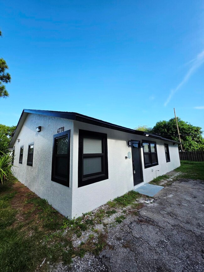 Building Photo - 4778 Carver St Rental