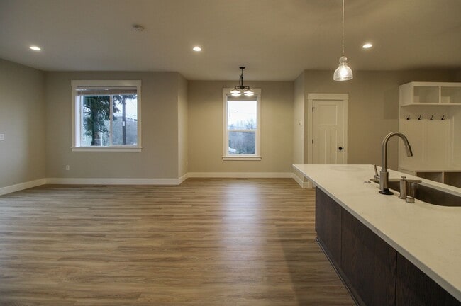 Photo - 3221-3223 Pheasant Ave SE Unidad 3221