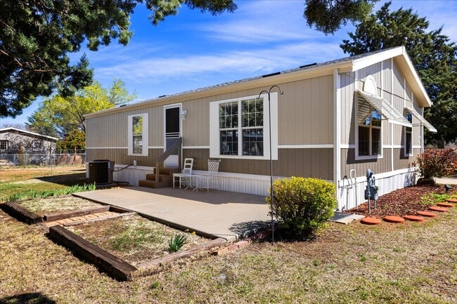 Building Photo - 2885 N Panorama Dr