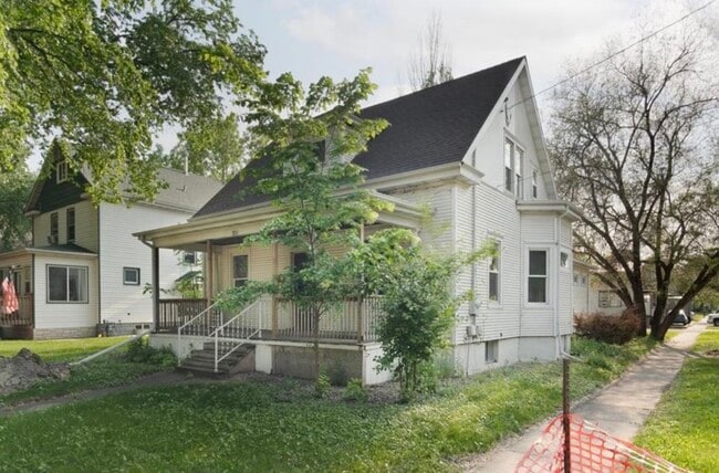 Building Photo - 824 9th St N