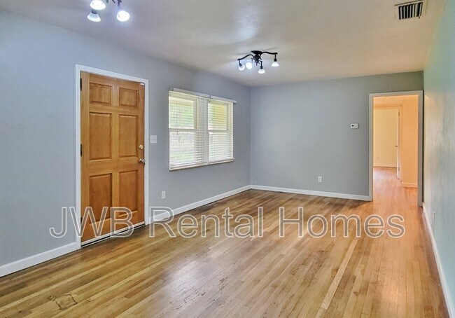 Photo - 1634 Lake Shore Blvd