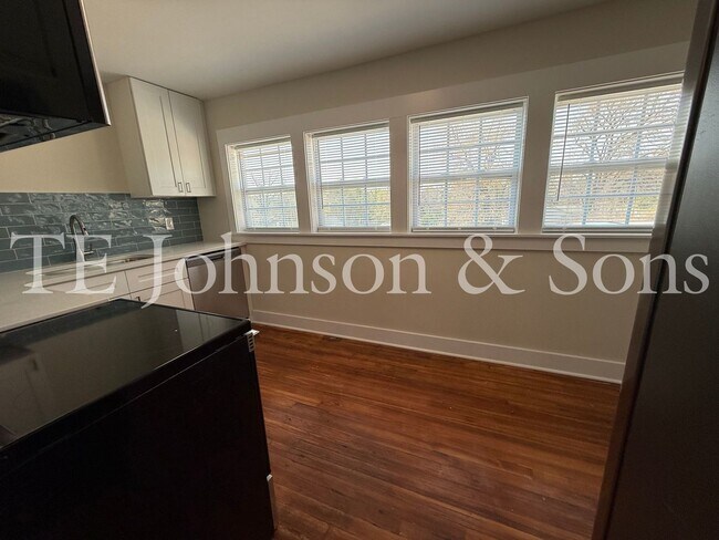 Photo - Updated 3BR/2BA Apartment with Quartz Counters & Modern Finishes Unidad 2106 Main 3
