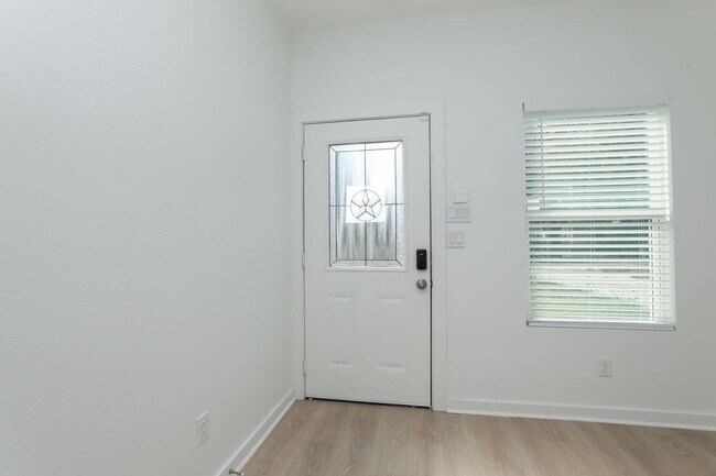 Photo - For Lease | 3 Bed, 2 Bath |1,350 Sq Ft |Tr...