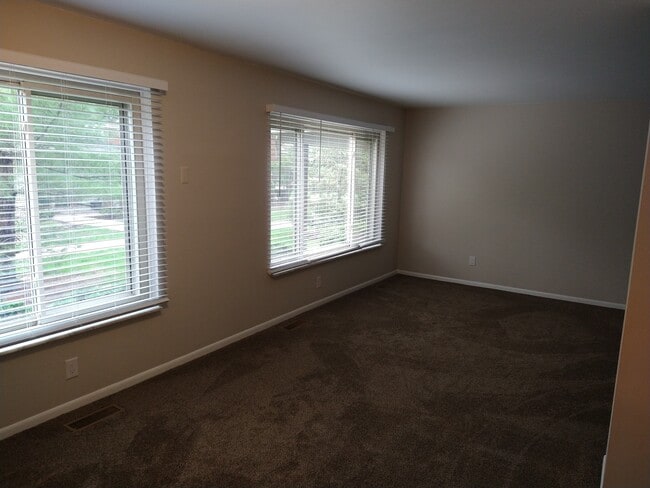 946 N Adams Rd Unit 3
