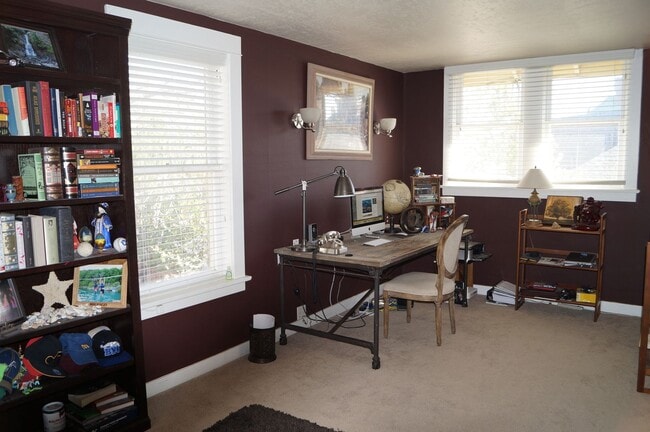 Building Photo - Charming Victorian Home Near the Universit...