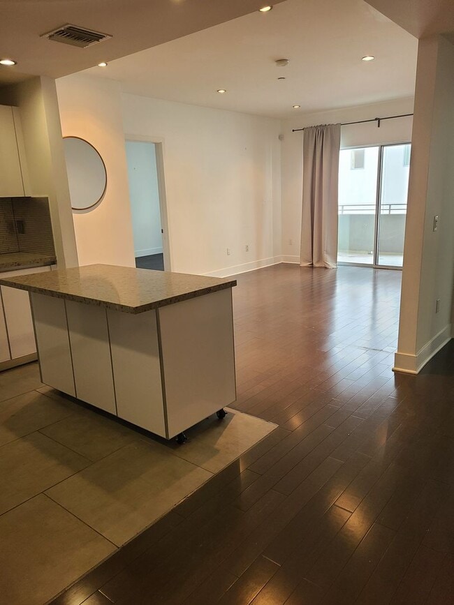 Building Photo - Title Live in the heart of West LA’s most iconic dining destination—Sawtelle