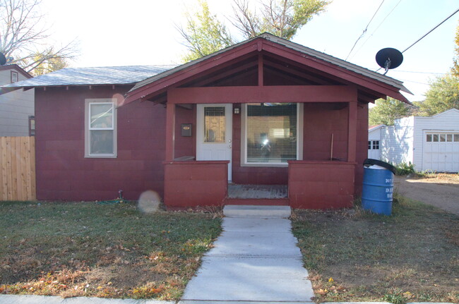 Building Photo - 1208 W Maple St Rental