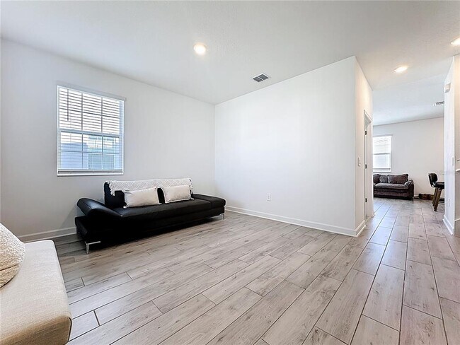 Photo - 3077 Ella Wy