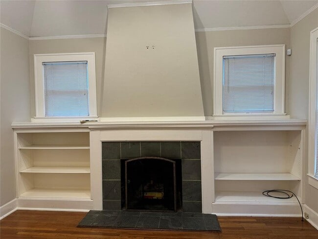 Photo - 607 W 10th St