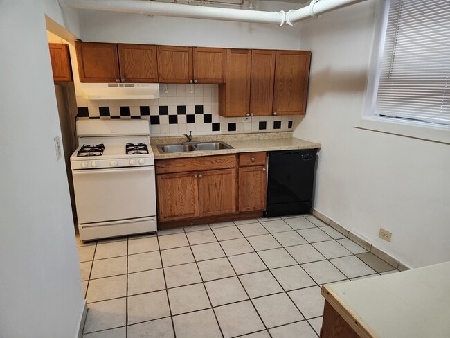 Building Photo - 662 W Oakdale Ave Unit GARDEN