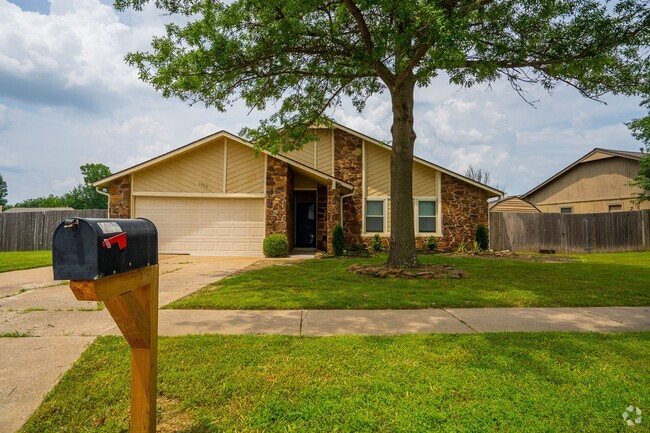 Building Photo - Charming 3-Bedroom, 2-Bath Home in Broken ...