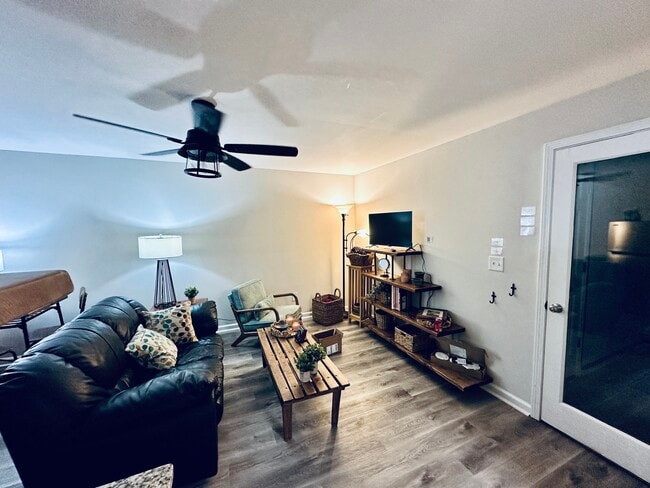 Photo - 3210 Glasco Dr Unidad Quiet, Comfy, & Charming