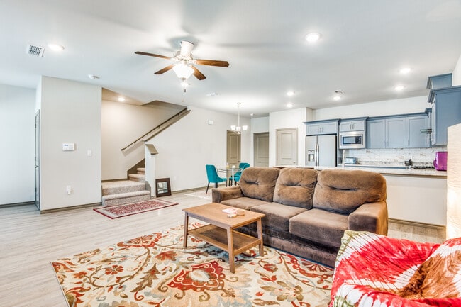 8706 Tudor Pl