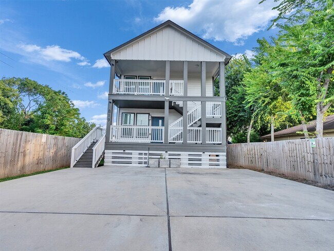 Photo - 819 E 40th St