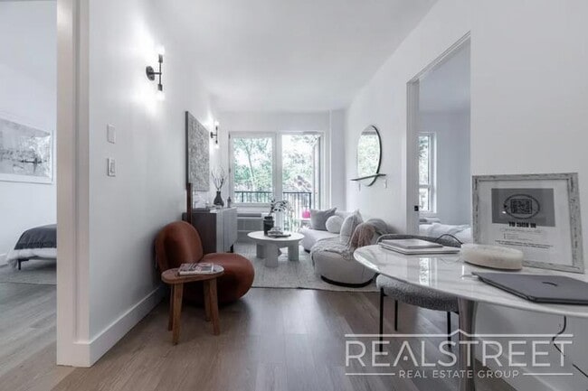 Building Photo - Welcome home to this bright and well-proportioned 2-bedroom, 1-bath apartment on a charming, tree-li