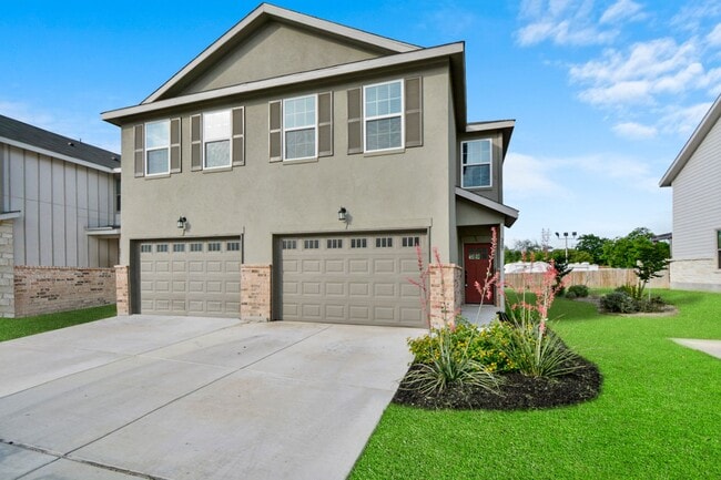Building Photo - **2 Weeks Free!** Beautiful 3 Bedroom Duplex in New Braunfels – Modern Finishes & Great Layout!