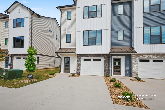Building Photo - 19 Pikewood Ln